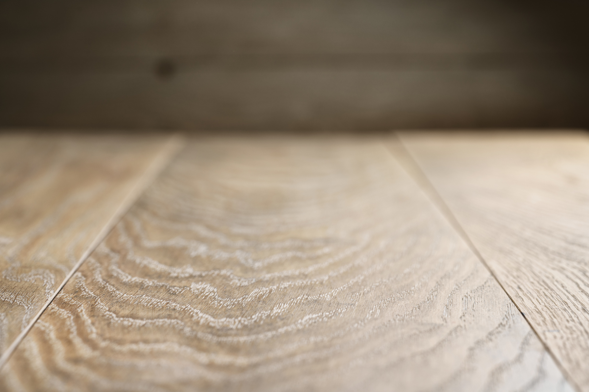 Auf der glatten Oberfläche eines Holzbodens haben Milben keine Chance