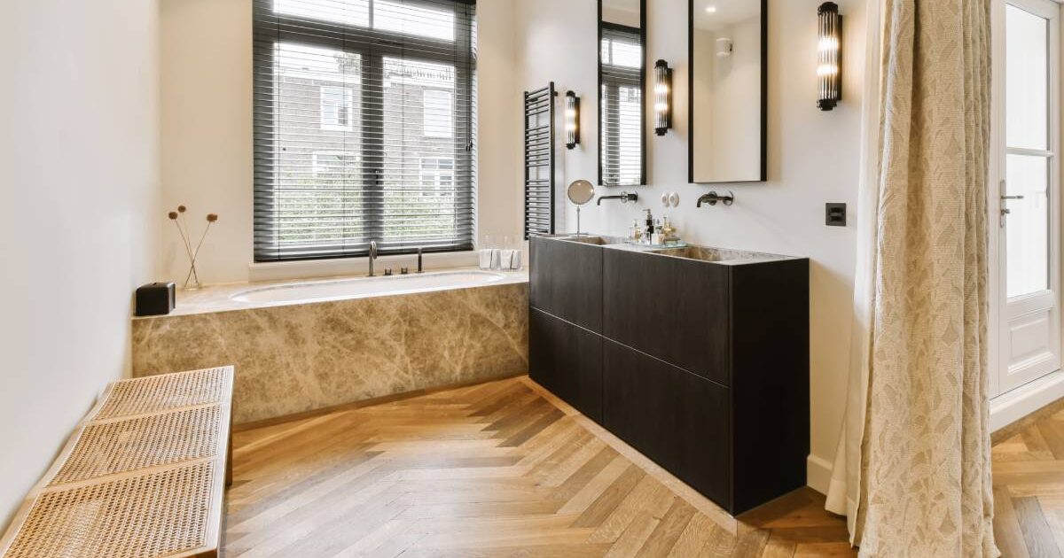 Badezimmer mit Parkettboden