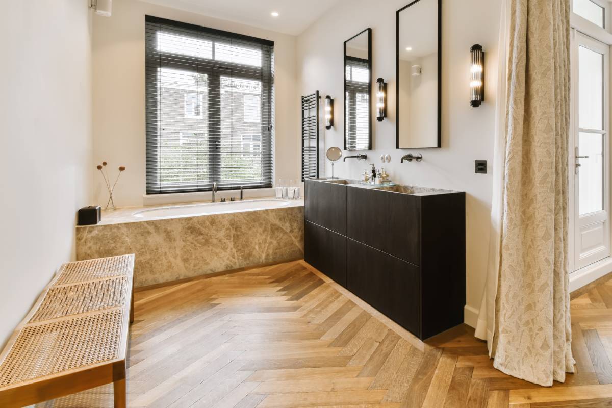 Badezimmer mit Parkettboden